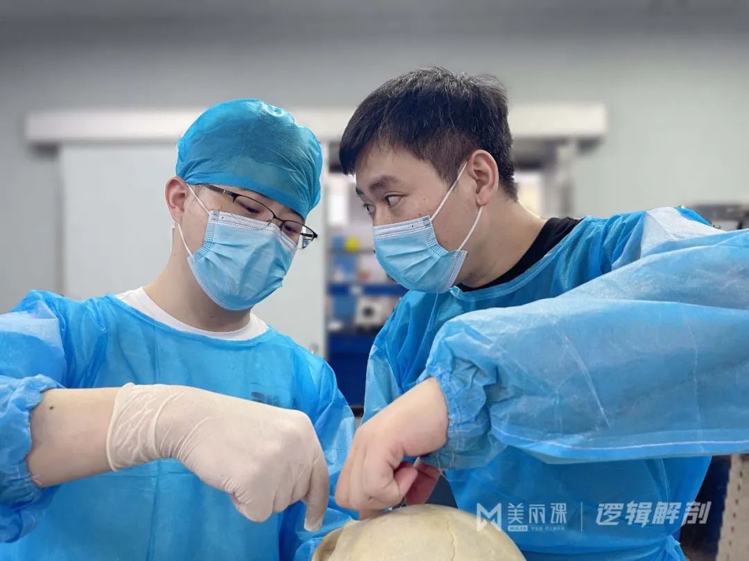 你注射耳基底为什么会移位？