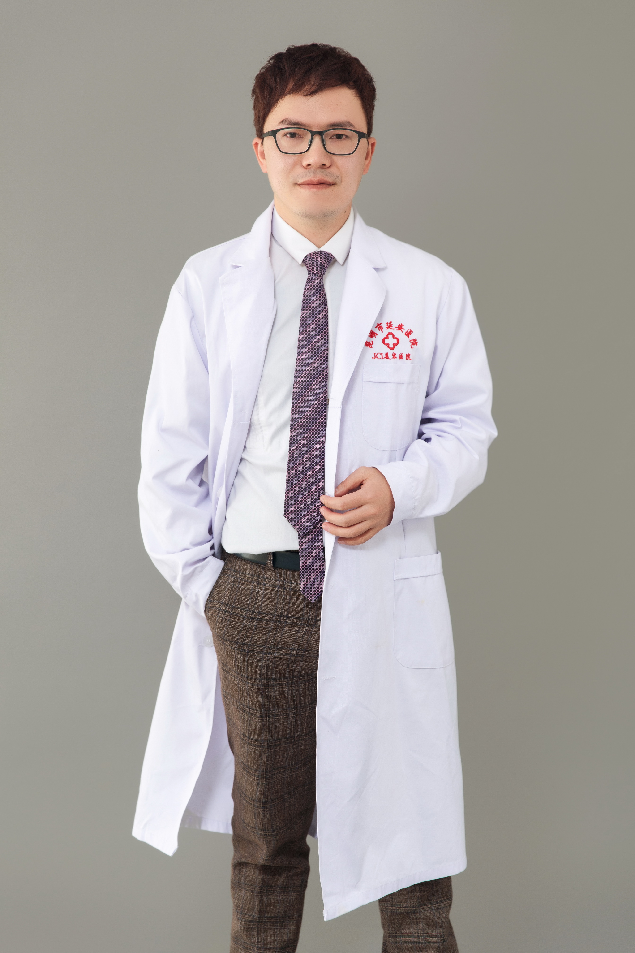 李鲜鹏医生,整形医生李鲜鹏
